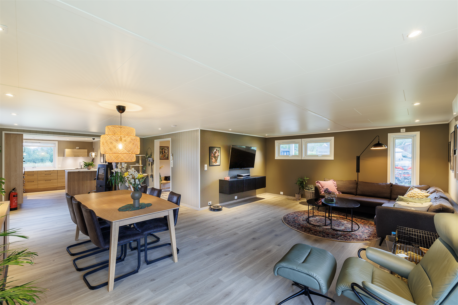 Spisestue og stue er av meget god størrelse som gir mange møbleringsmuligheter. Galleribilde