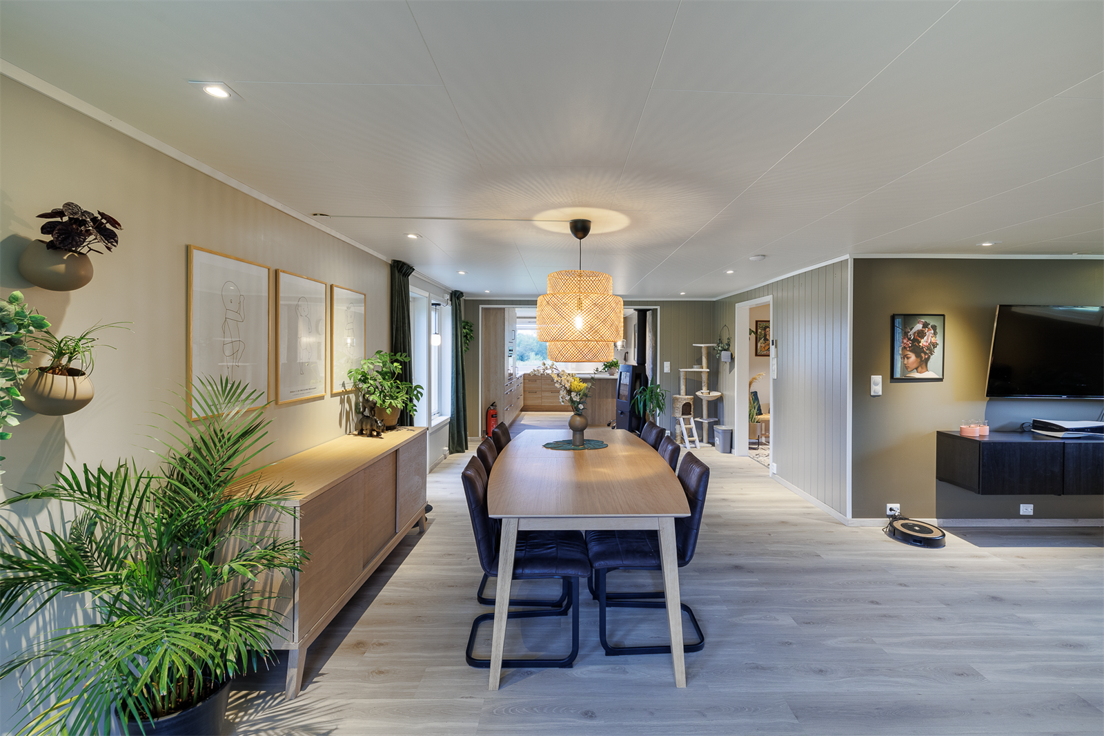 Romslig spisestue med plass til hele familien. Galleribilde