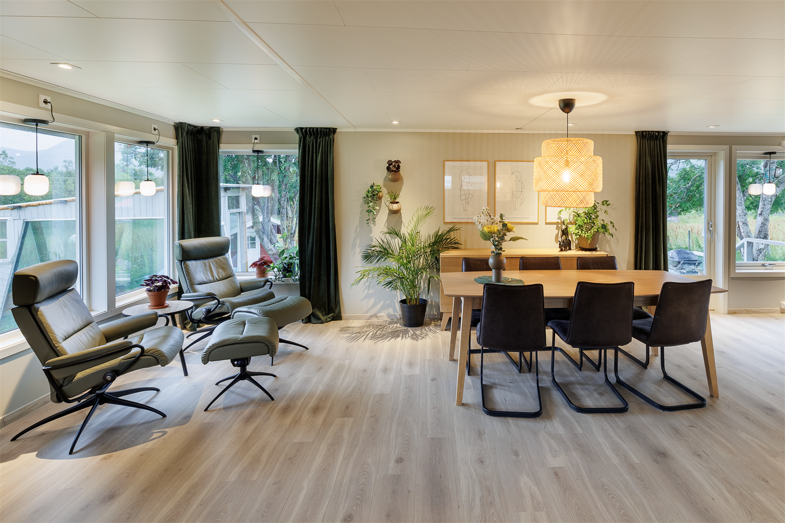 Mange vindusflater her også som åpner opp rommet. Galleribilde