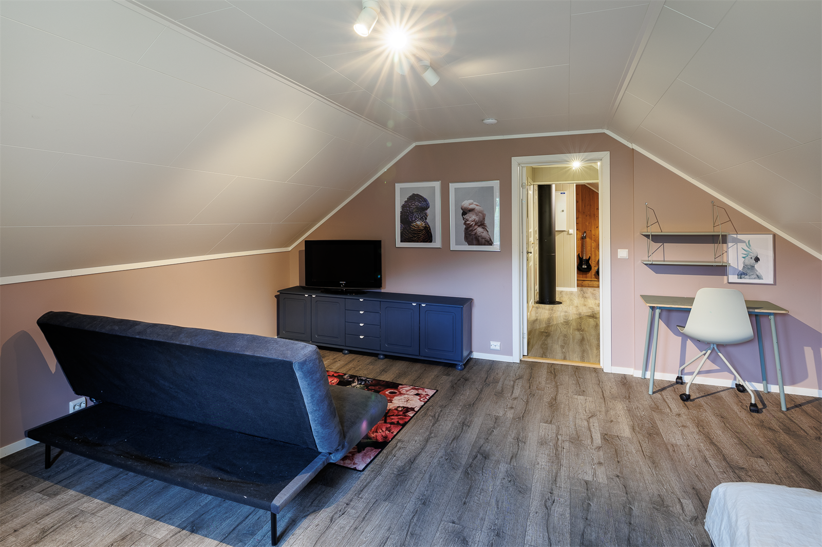 Loftstue/soverom passer også perfekt som et oppholdsrom til barna. Galleribilde