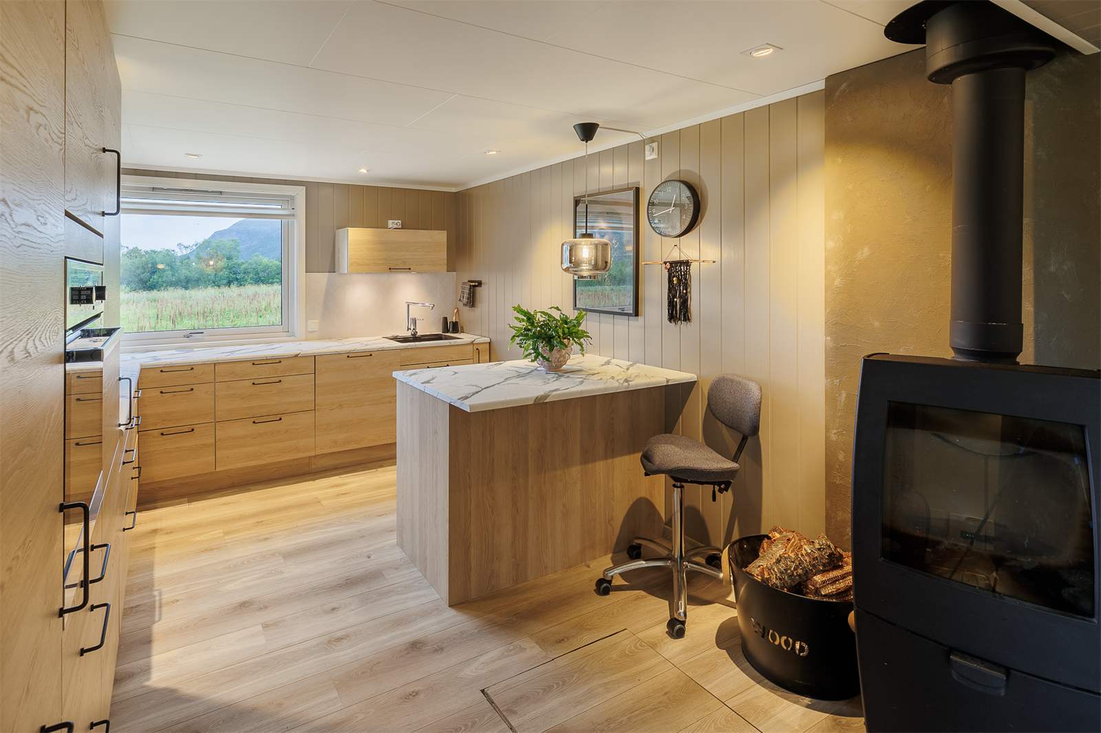 Lystig og moderne kjøkken med masse skap- og benkeplass. Galleribilde