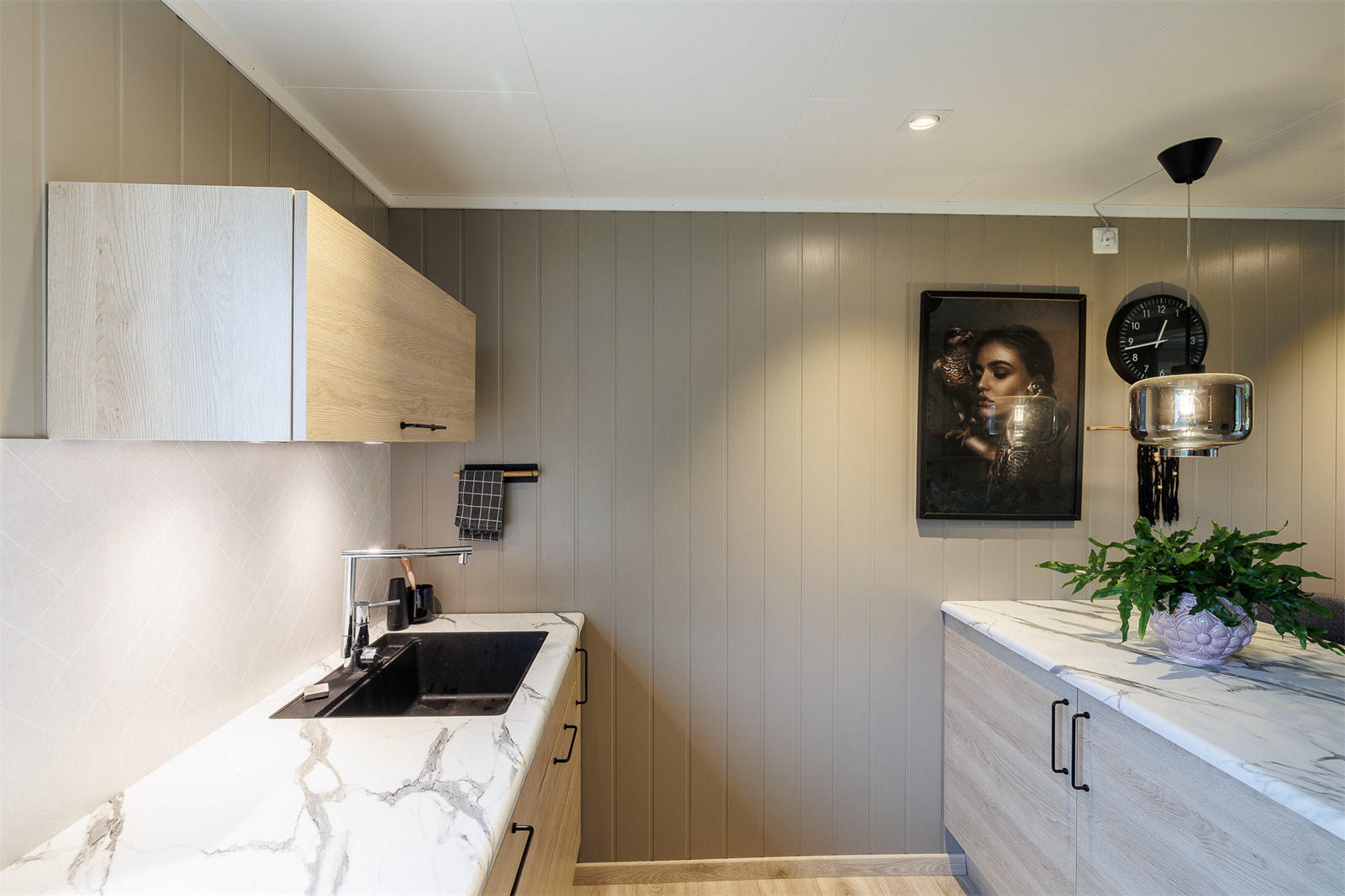 Kjøkkenet har nedfelt vask. Galleribilde