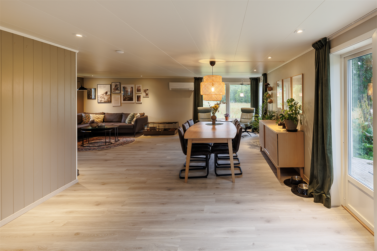 Spisestuen er like bortenfor kjøkkenet og får plass til en meget god spisegruppe her. Galleribilde