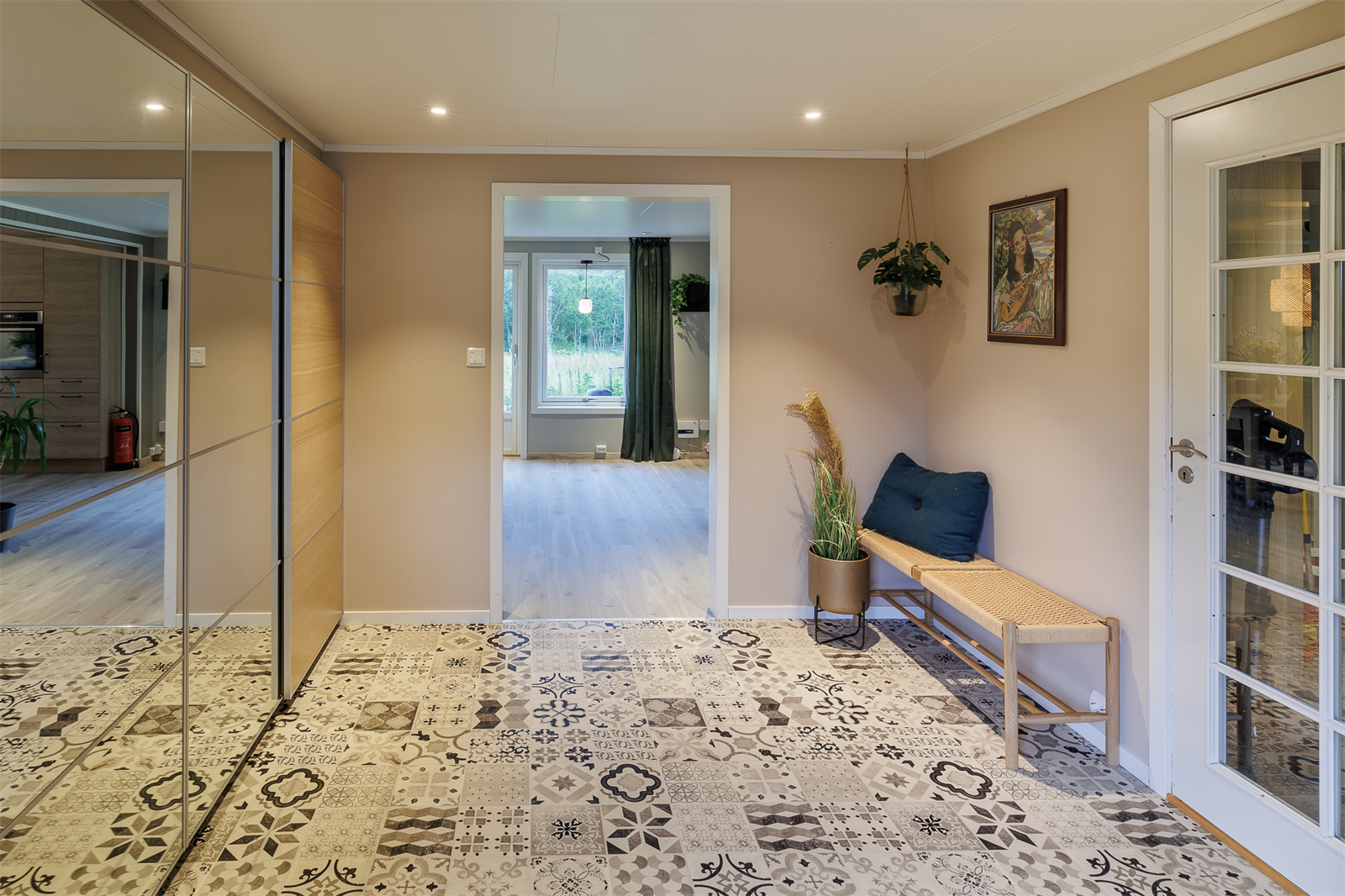 Inngangsparti med skyvedørsgarderobe. Galleribilde