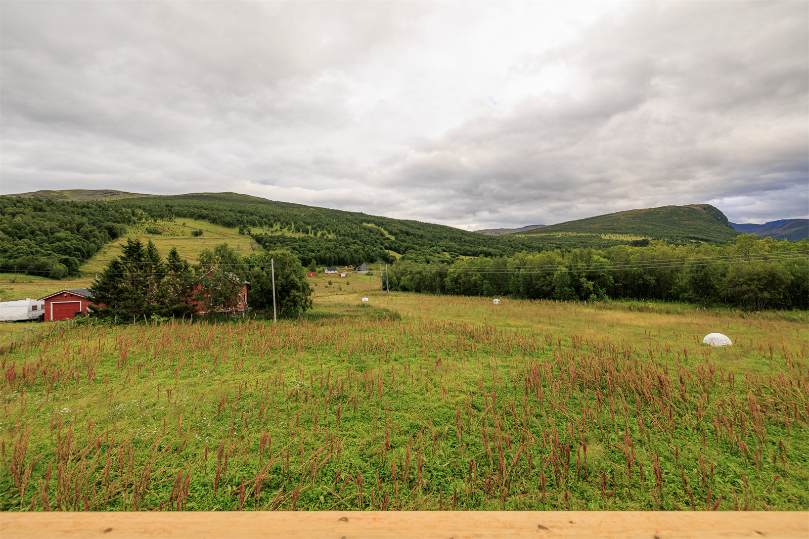 Åpent lende gir en luftig følelse rundt boligen. Galleribilde