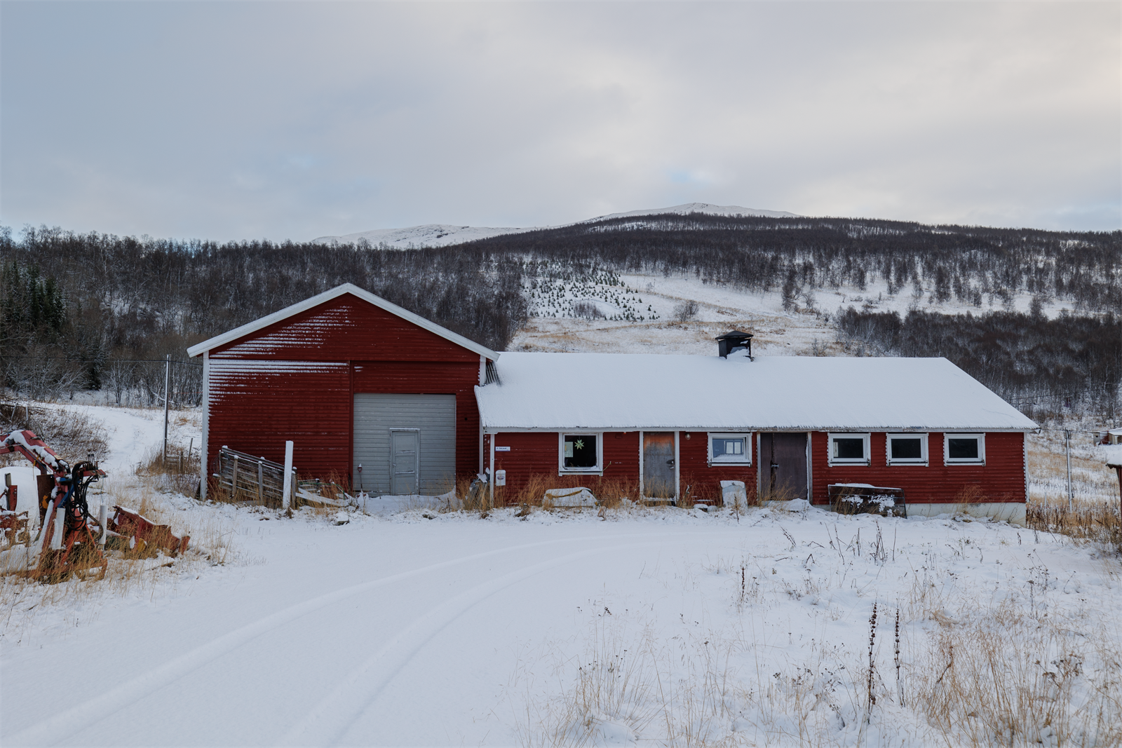 Fjøs som fungerer ypperlig som ekstra lagringsplass da det ikke er dyr i det. Galleribilde