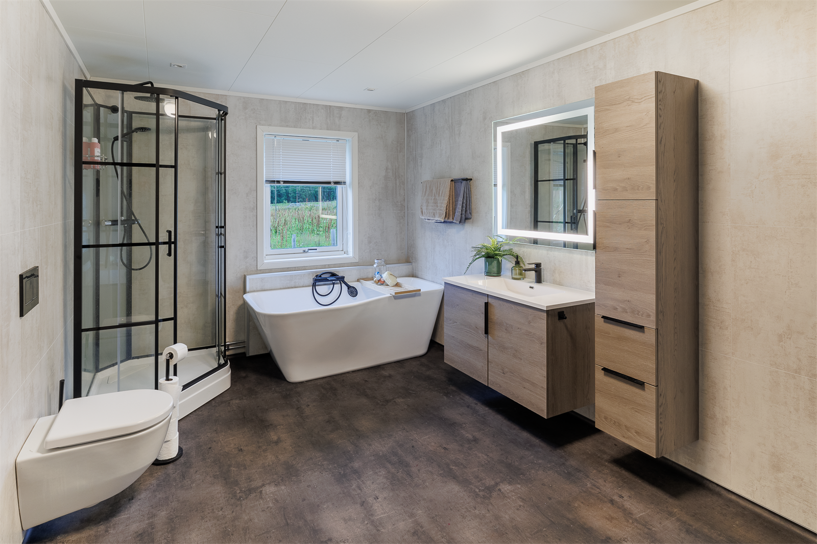 Modernisert baderom i 1. etasje fra 2019/2020 med badekar og dusjkabinett. Galleribilde