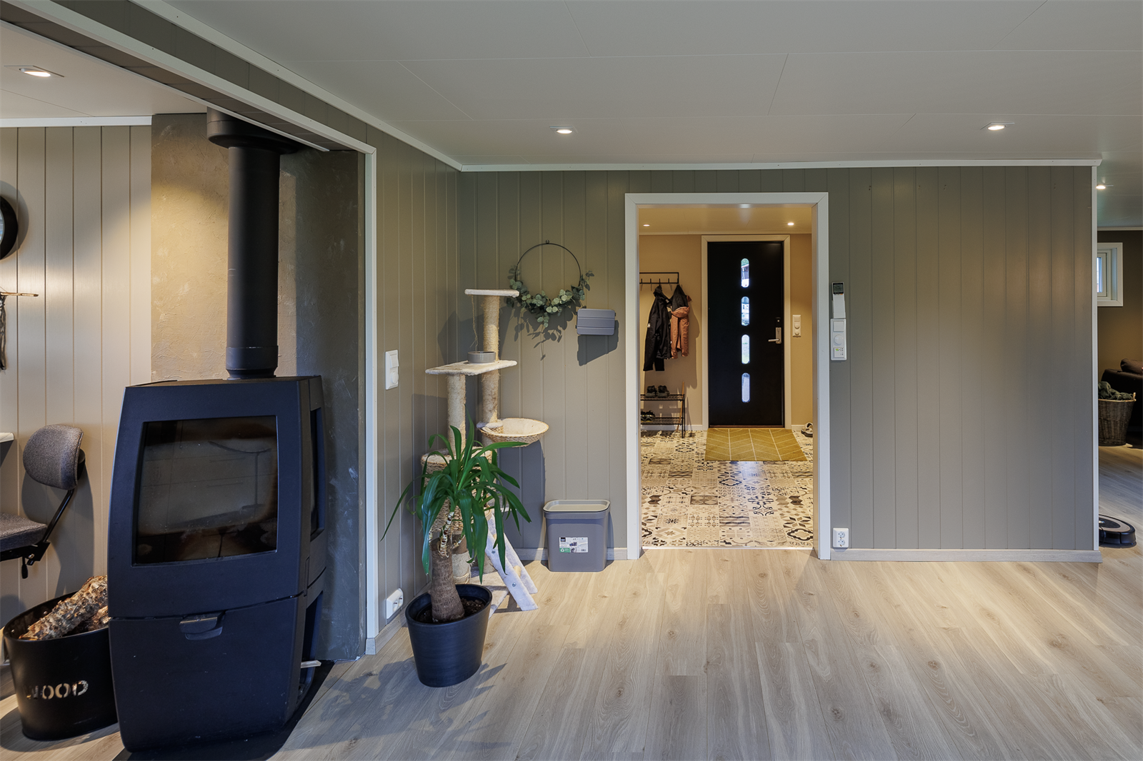 Vedovnen er plassert like ved kjøkkenet og sprer varmen godt inn til stuen. Galleribilde