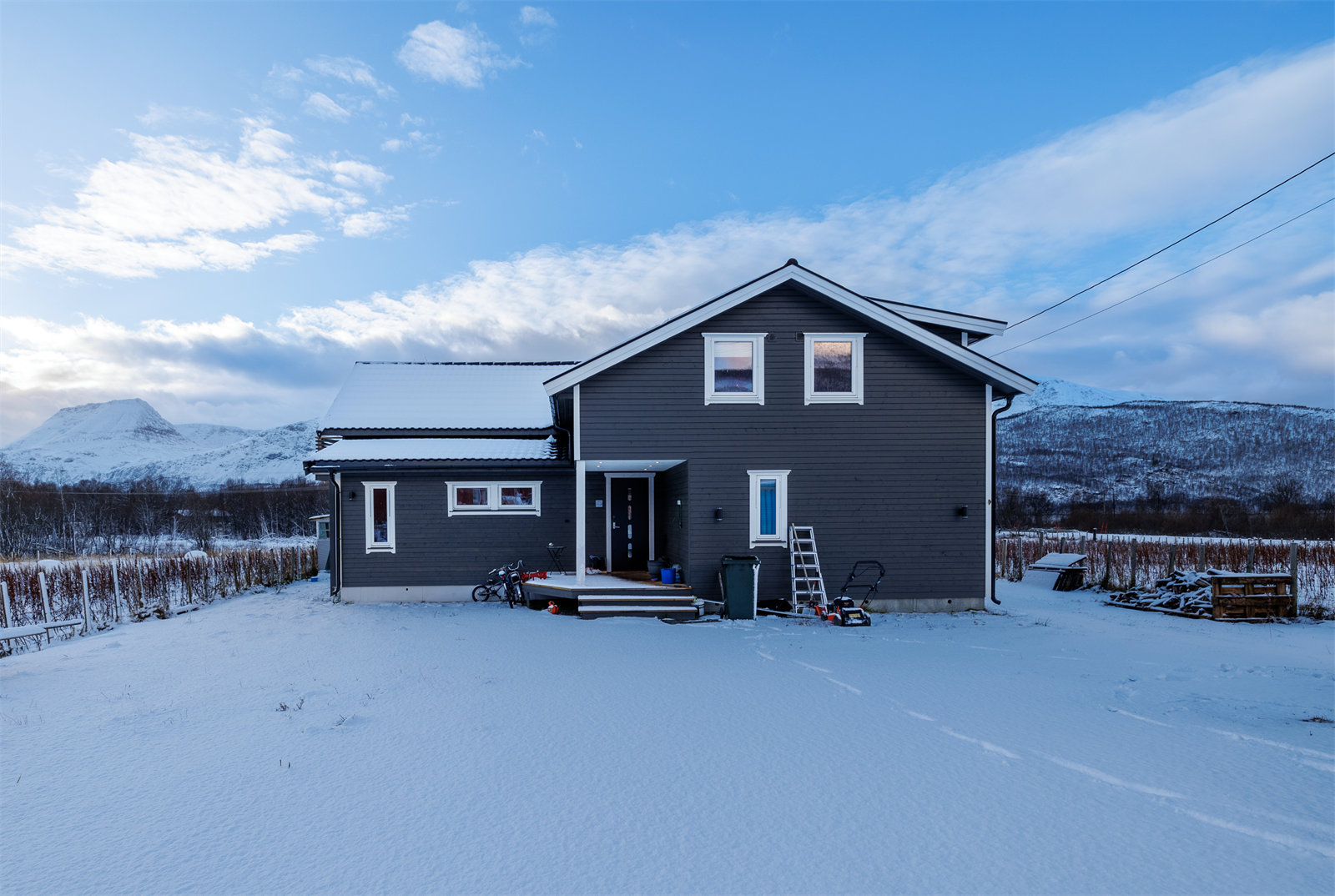 Stor gårdsplass med plass til mange biler. Galleribilde