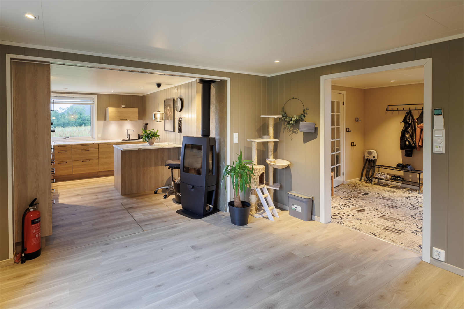 På kjøkkenet er det en vedovn for ekstra kos. Fra kjøkkenet er det en luke til kjeller. Galleribilde
