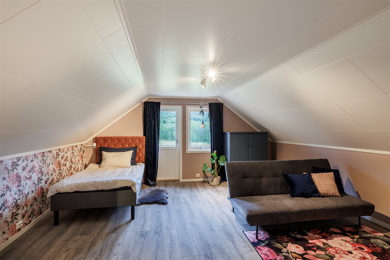 Stor loftstue/soverom med balkong. Galleribilde