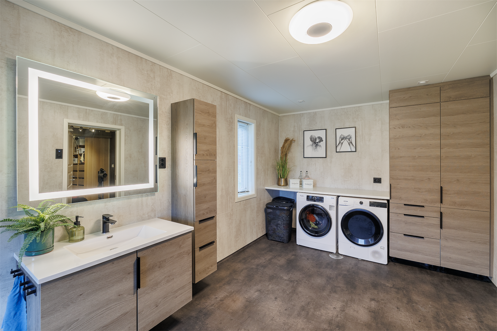 Kombinert bad og vaskerom med god plass og gode lagringsmuligheter. Galleribilde