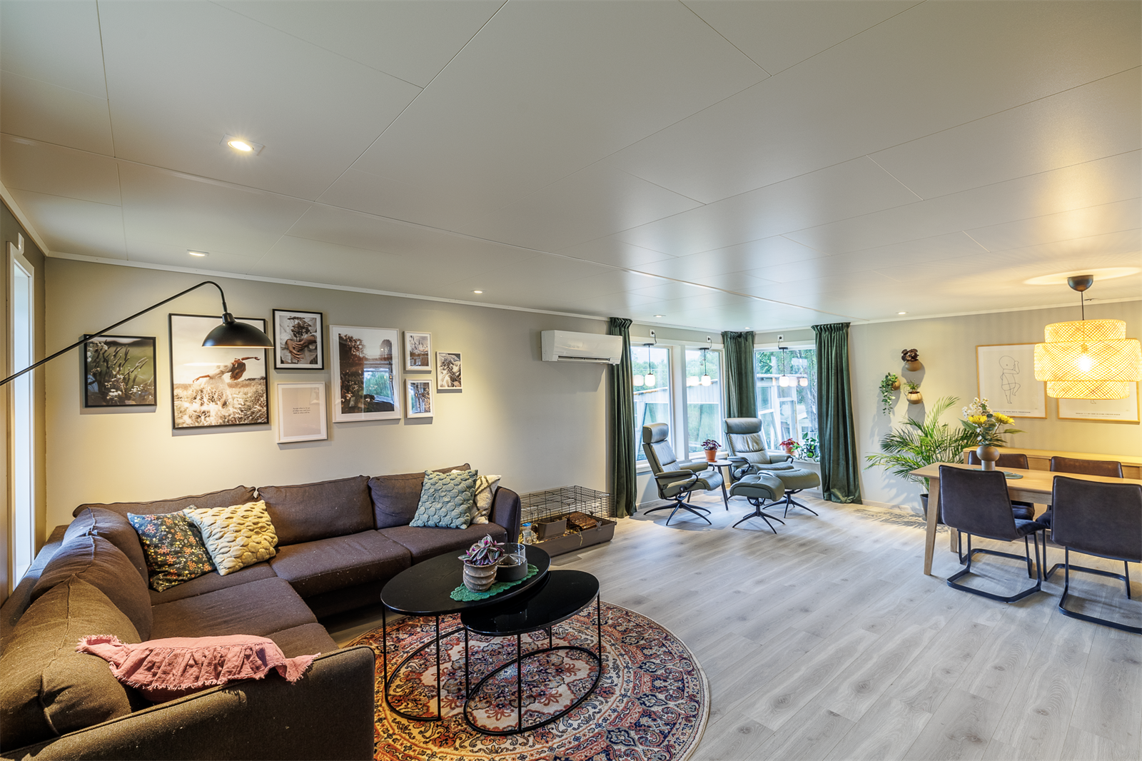 Med varmepumpe og gulvvarme gir det godt inneklima året rundt. Galleribilde