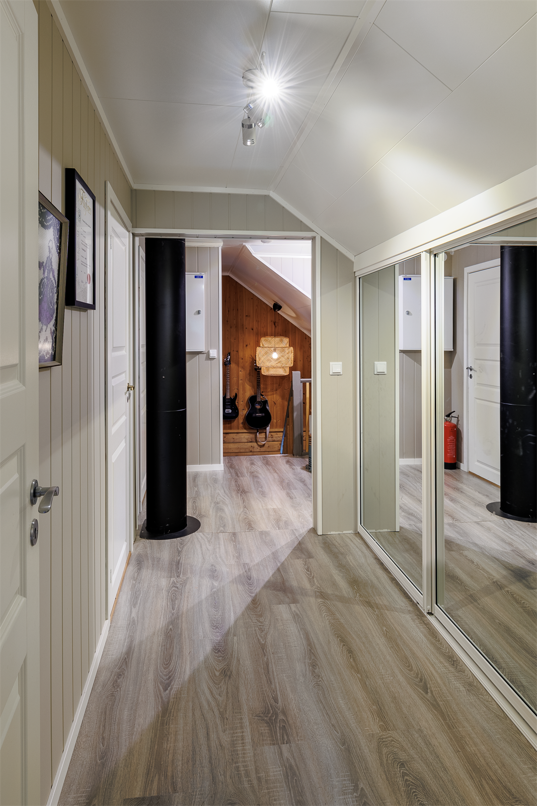 Gang i 2. etasje har skyvedørsgarderobe for oppbevaring. Galleribilde