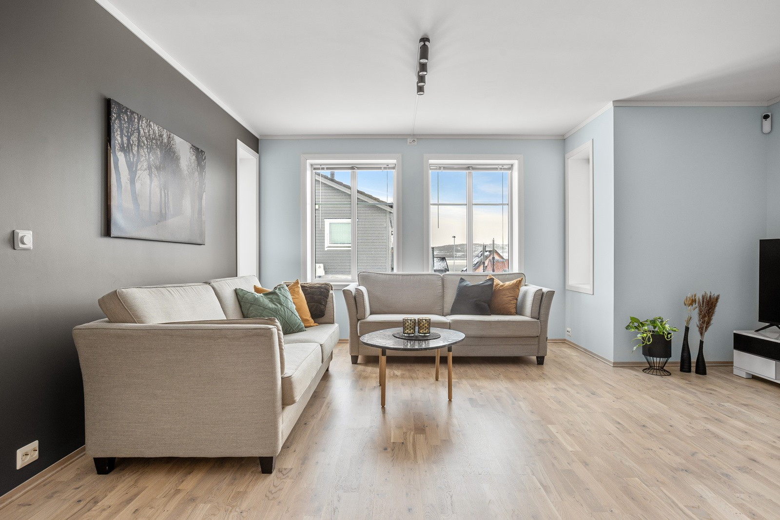 Stuen fremstår lys med gode vindusflater som sikrer rikelig med innslipp av naturlig lys.
