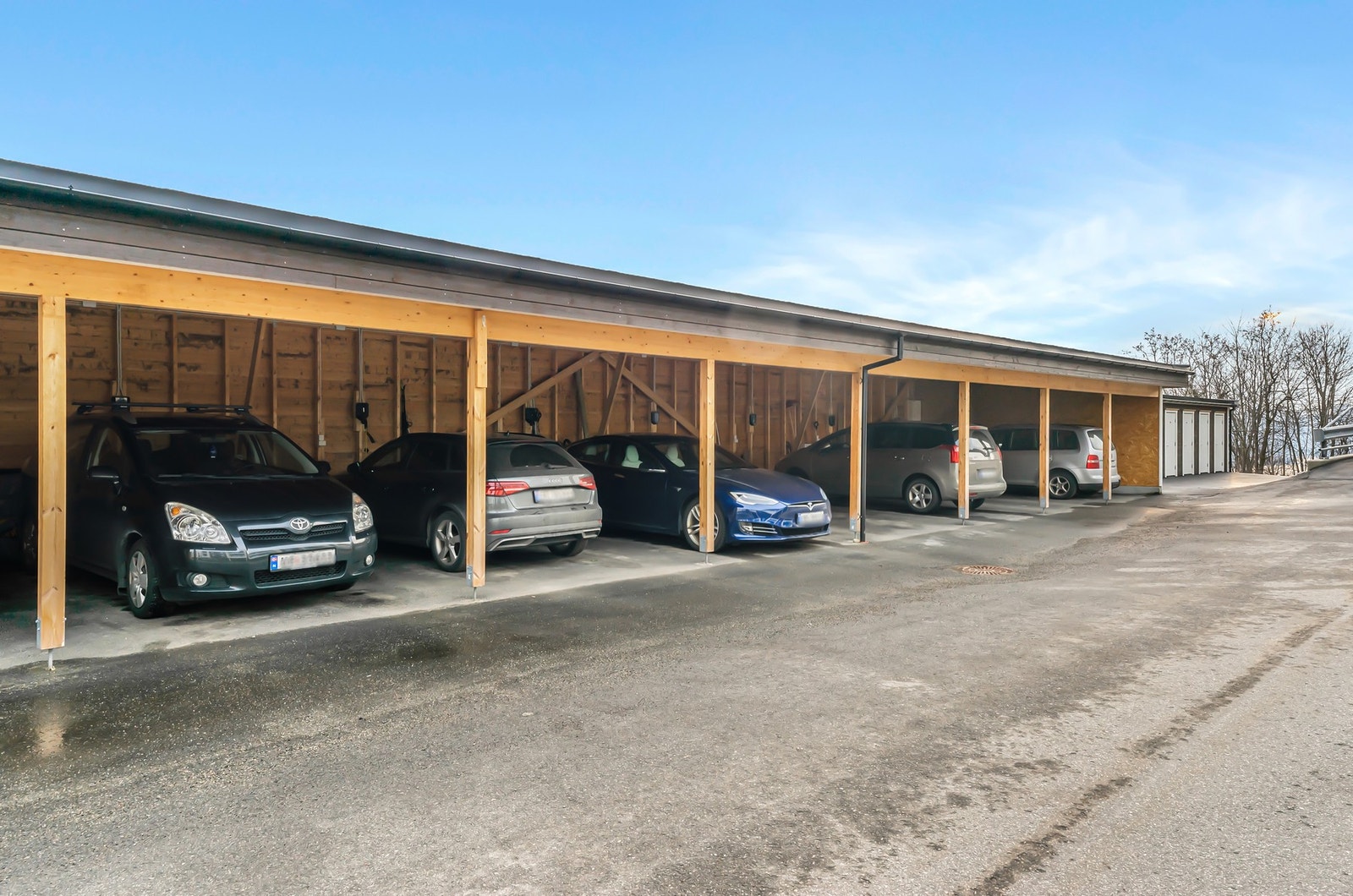 Du har en stk. parkeringsplass i felles carport-anlegg. Galleribilde