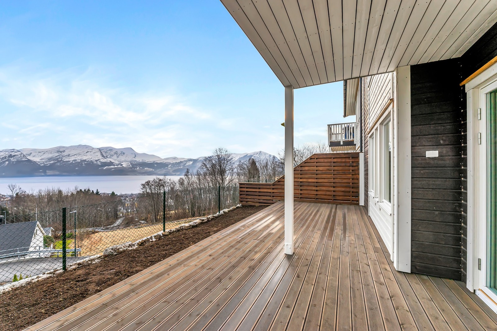 Her har du god plass til sittegruppe og grill, perfekt for deg som liker å ha venner og familie på besøk. Galleribilde