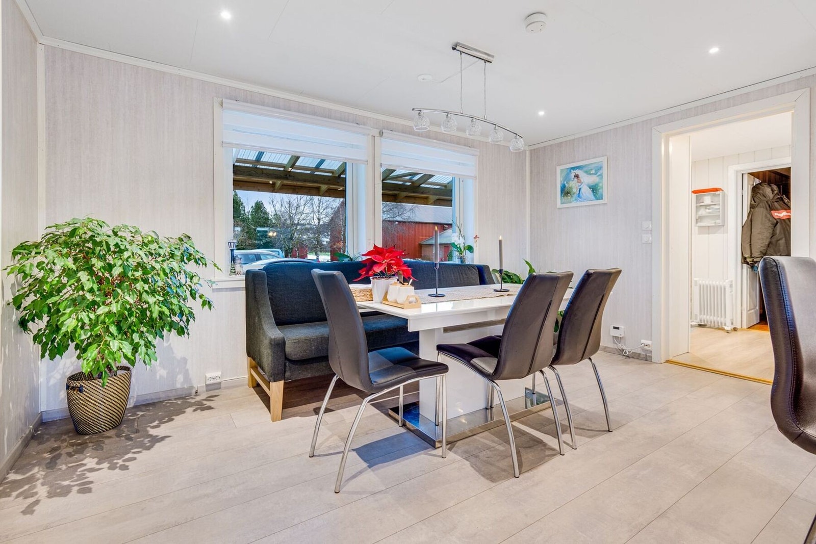 Spiseavdeling på kjøkken. Utenfor er det takoverbygd veranda. Galleribilde