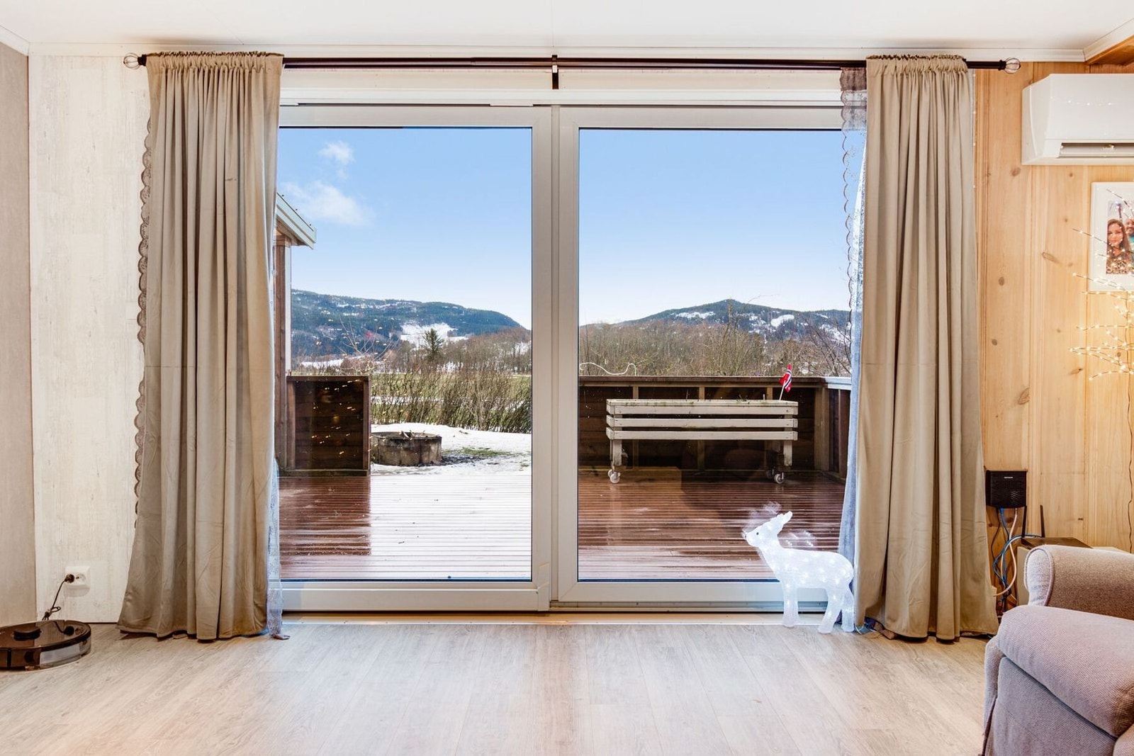 Skyvedør ut mot sørvendt veranda. Galleribilde