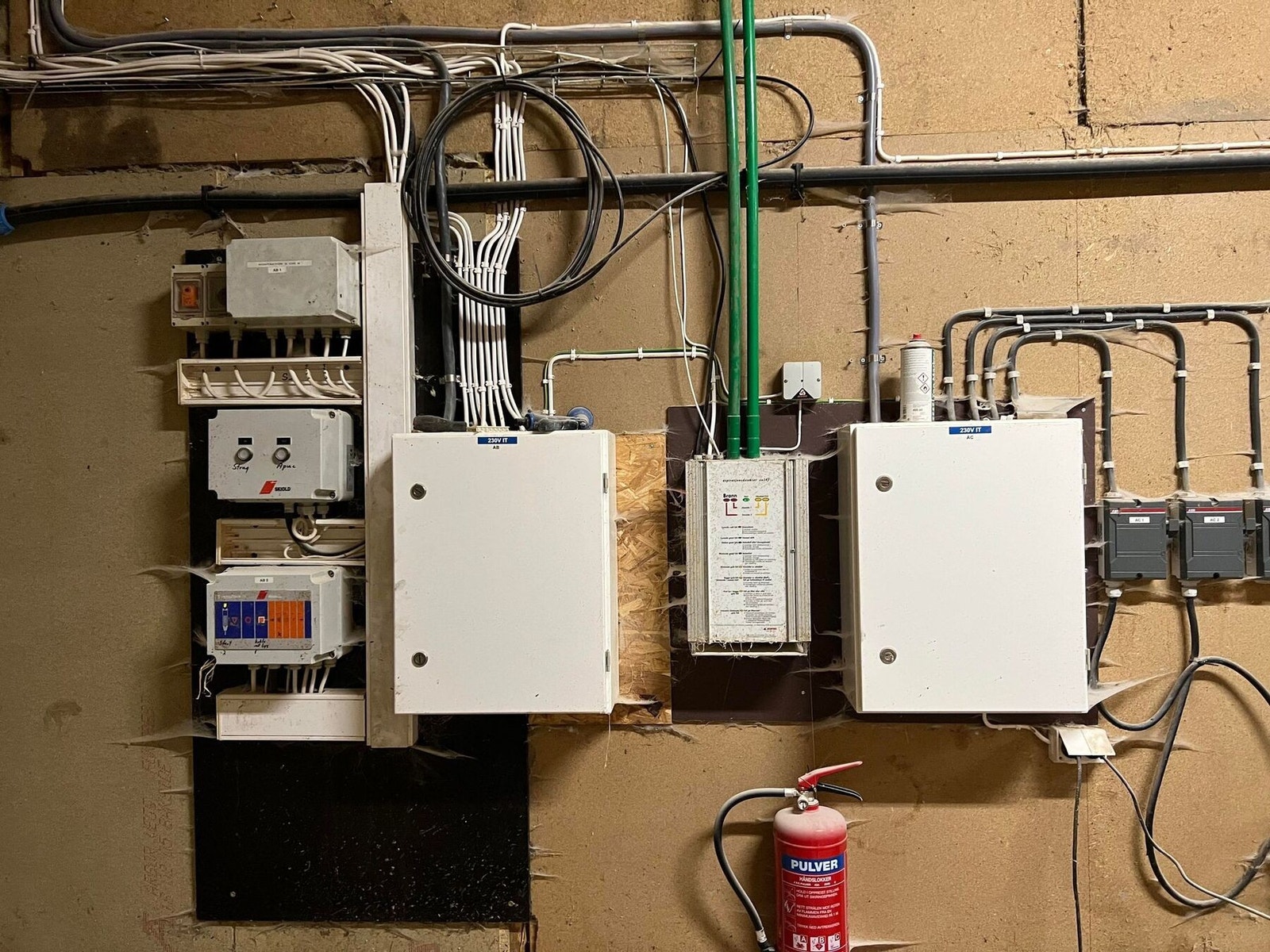 Teknisk tavle i driftsbygningen. Styringsenheter for bl.a. fôringsanlegg og brannvarsling. Galleribilde