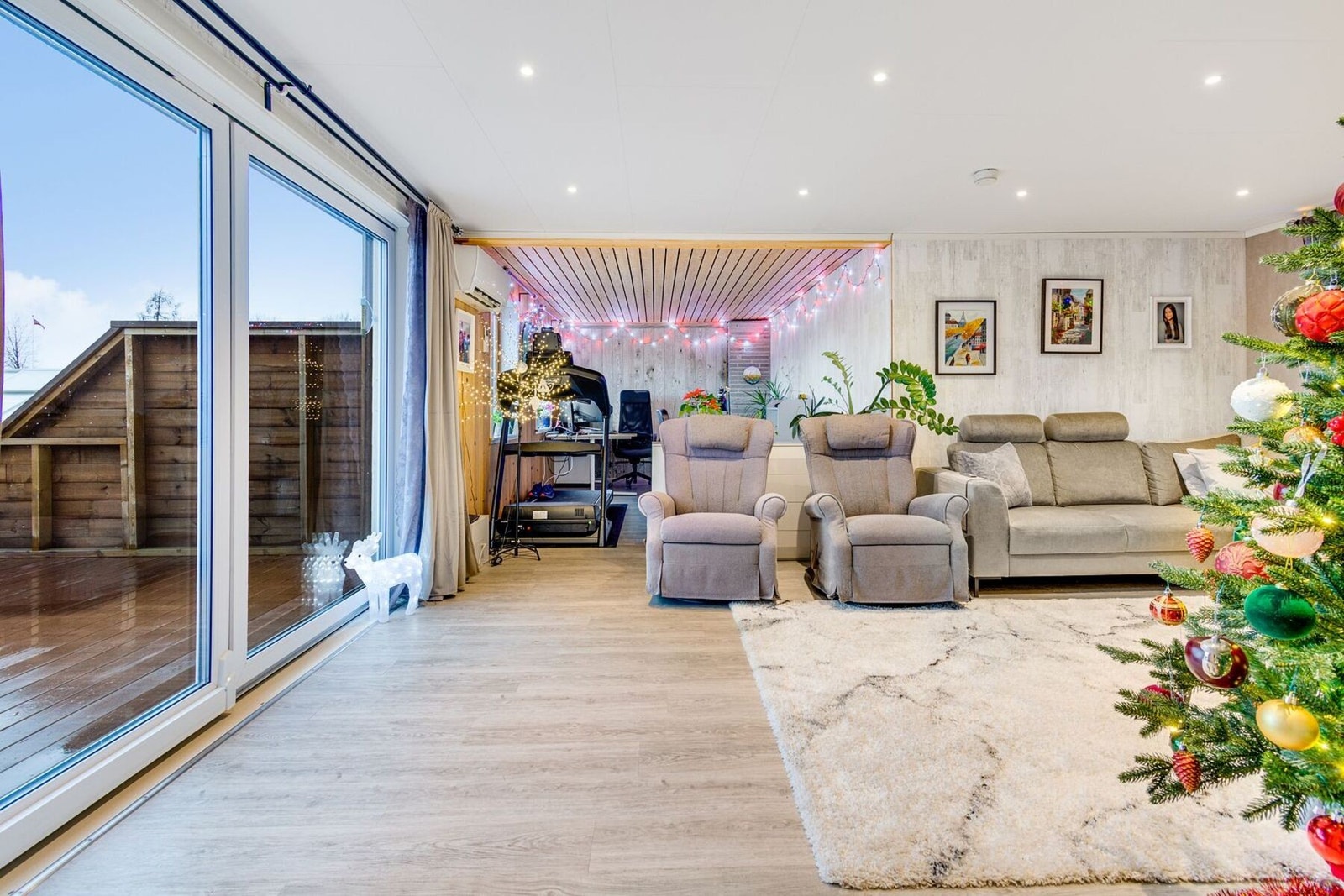 Stue (julepyntet på tidspunkt for bildetaking). Galleribilde