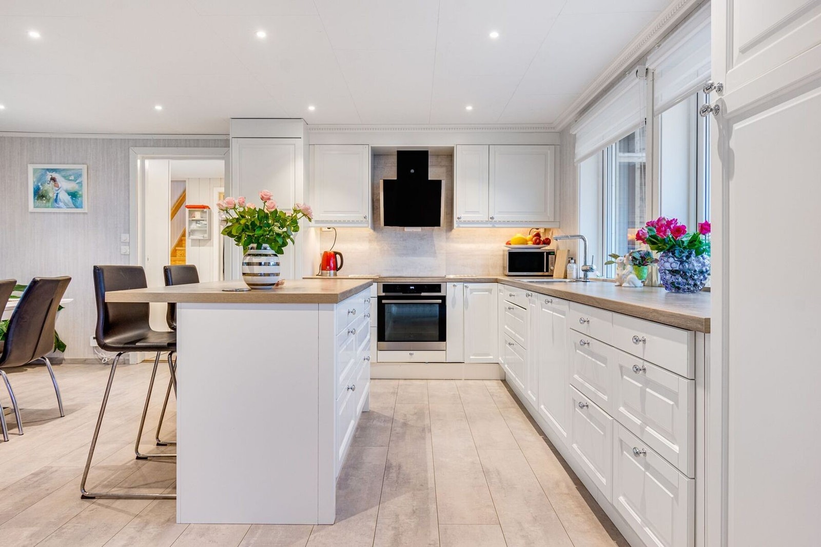 Kjøkken med god plass. Galleribilde