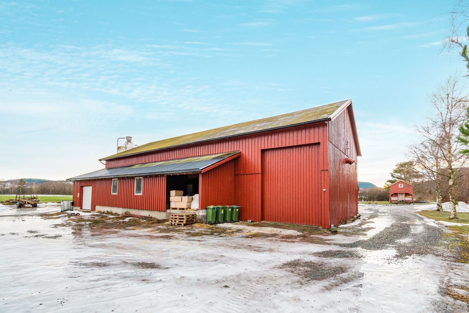 Tverrenden av driftsbygning med utlastingsrampe. Galleribilde