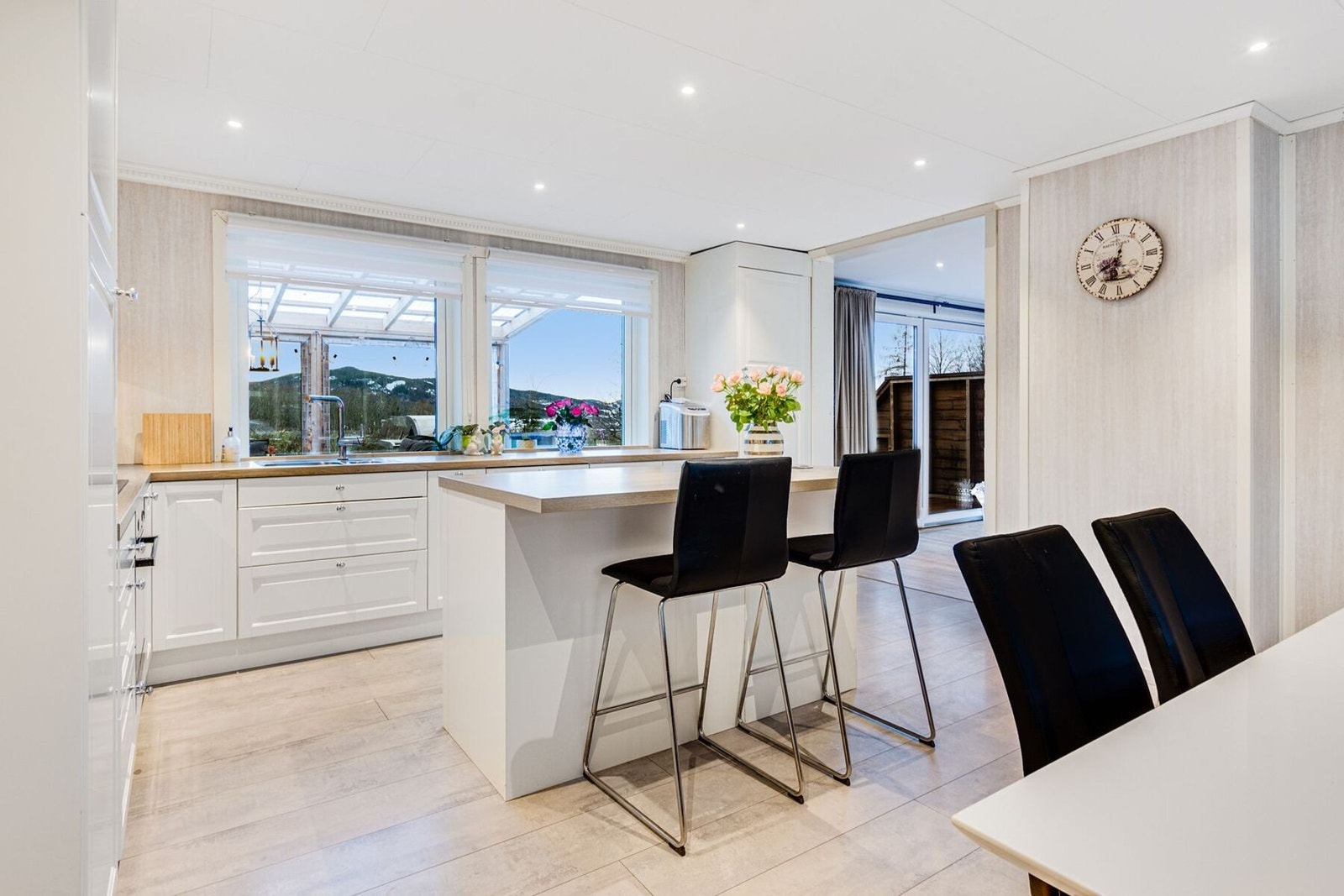 Det er direkte tilgang til våningshusets stue fra kjøkkenet. Galleribilde