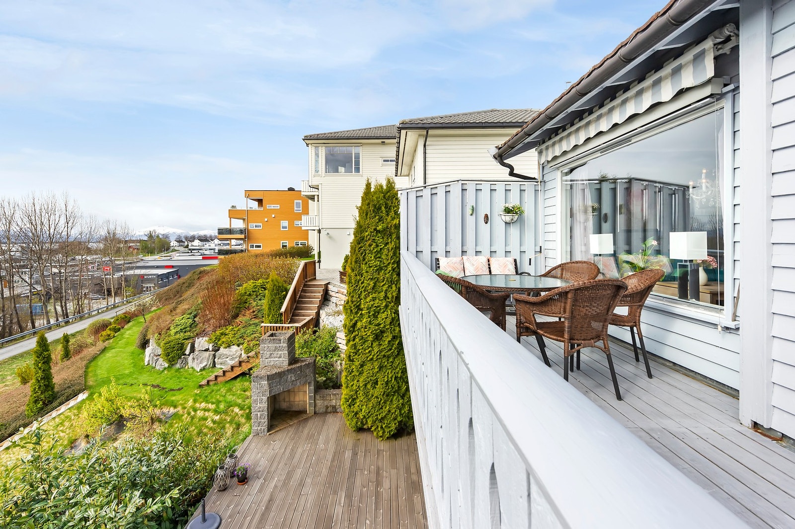 Boligen har en sentral beliggenhet. Herfra er det kort vei til skole, barnehage og dagligvarebutikk. Galleribilde