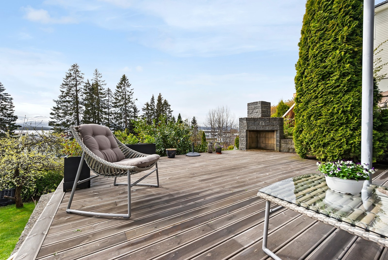 Fin, romslig terrasse i fremkant Galleribilde