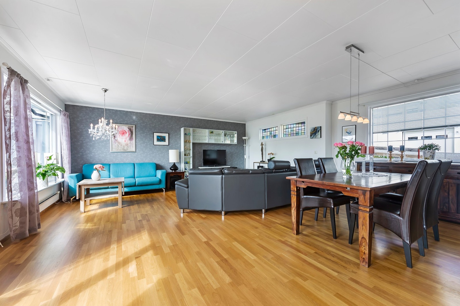 Det er god plass til flere sittegrupper i stua Galleribilde