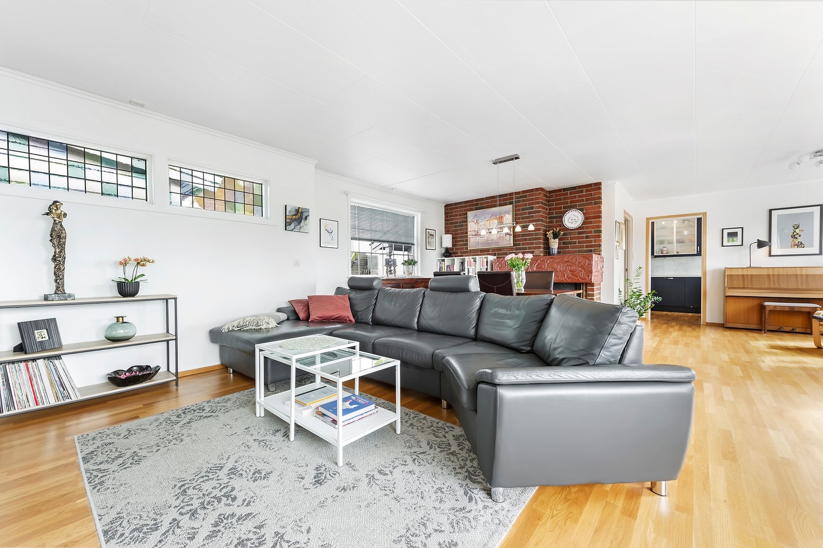 Romslig stue som deles naturlig inn i ulike soner Galleribilde