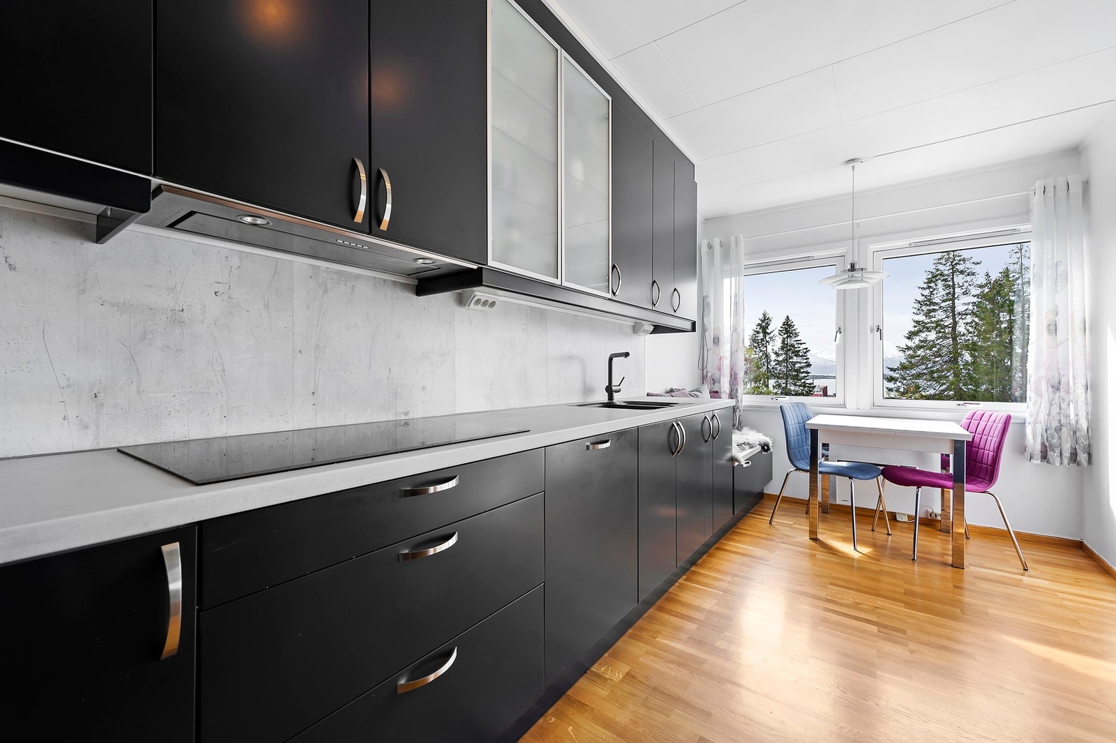 Integrert komfyr/platetopp. Opplegg for oppvaskmaskin og kjøleskap Galleribilde