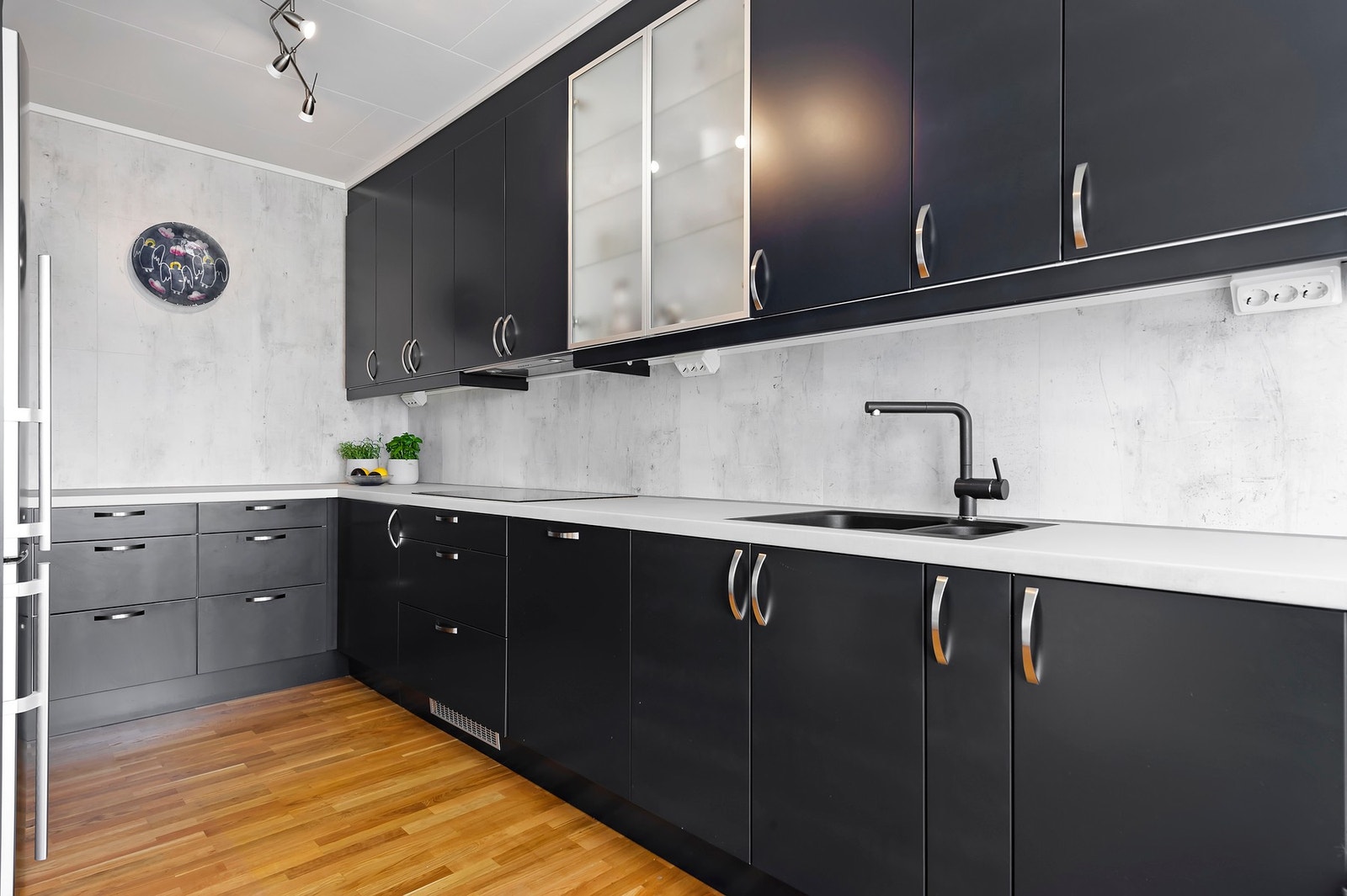 Kjøkkeninnredning med malte, glatte fronter og takhøye overskap. Benkeplate i laminat Galleribilde