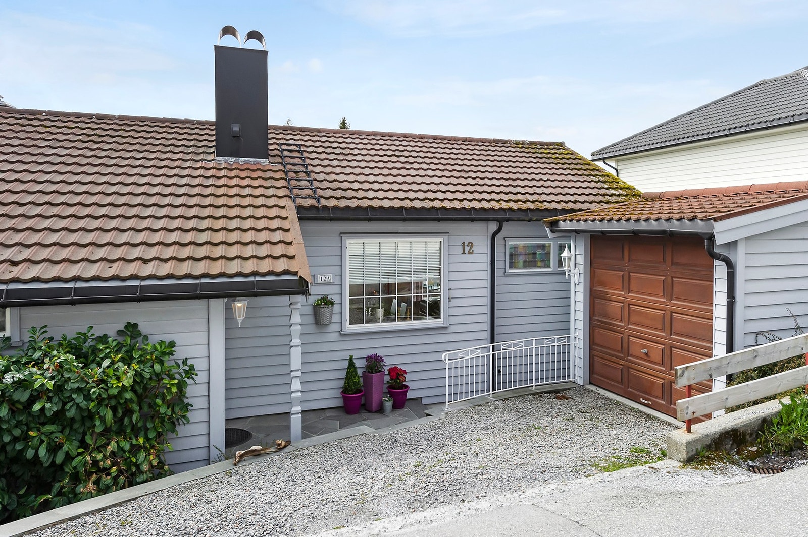 Boligen har garasje med plass til én bil Galleribilde