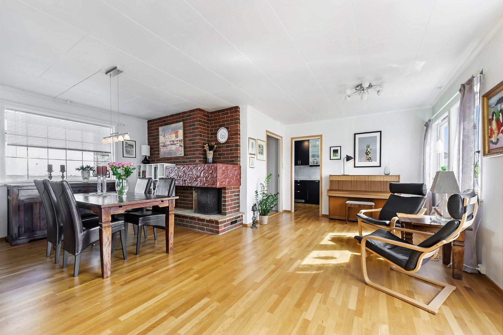 Stuen har peis med teglsteins pipe Galleribilde