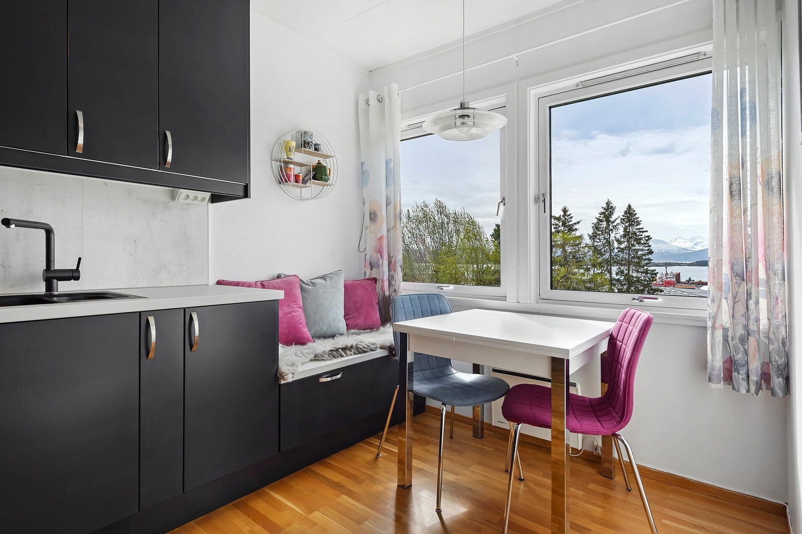 Koselig spiseplass med utsikt til fjorden Galleribilde