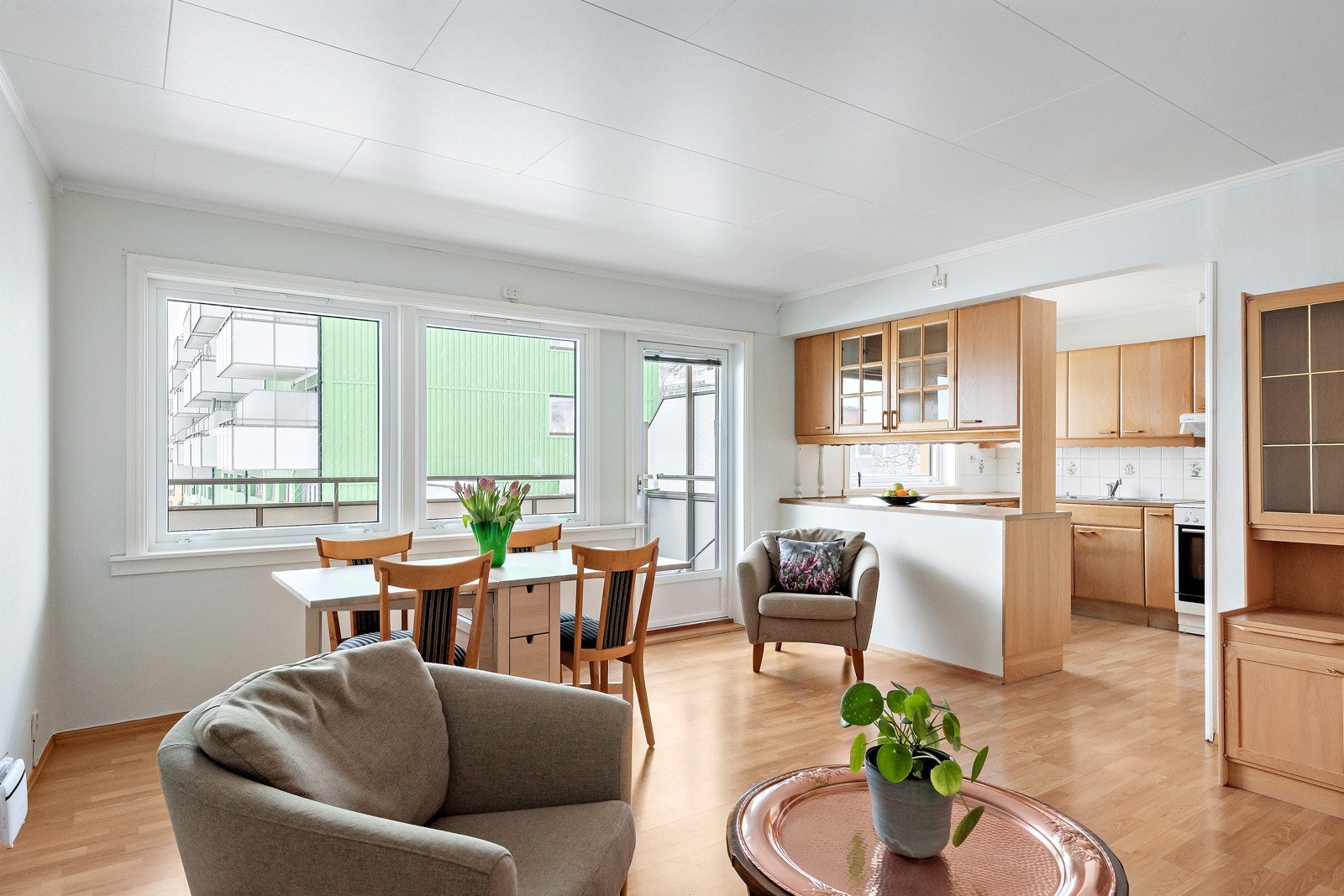 Velkommen til koselige Skolegata 13D! Her finner du en trivelig leilighet, i første etasje, i populære Sentrum Borettslag A/L. Leiligheten har to soverom, stue, kjøkken og bad. Galleribilde