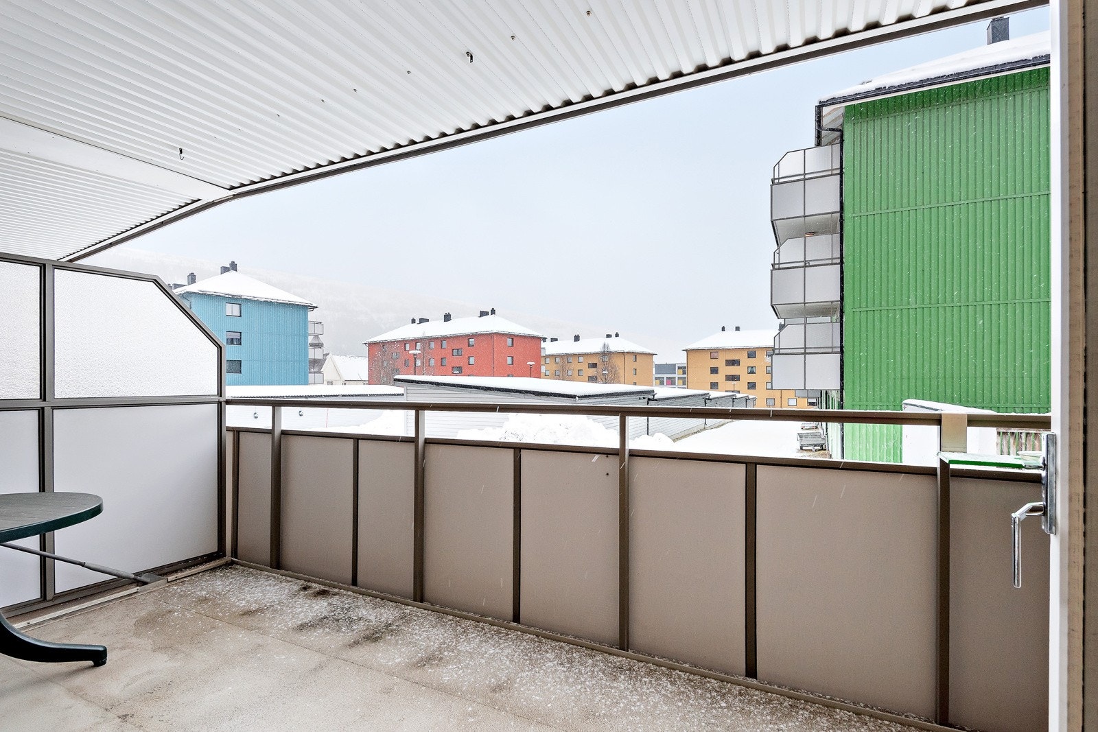 På godværsdager trekker du gjerne ut på balkongen hvor du har god oversikt over borettslagets fellesareal. Galleribilde