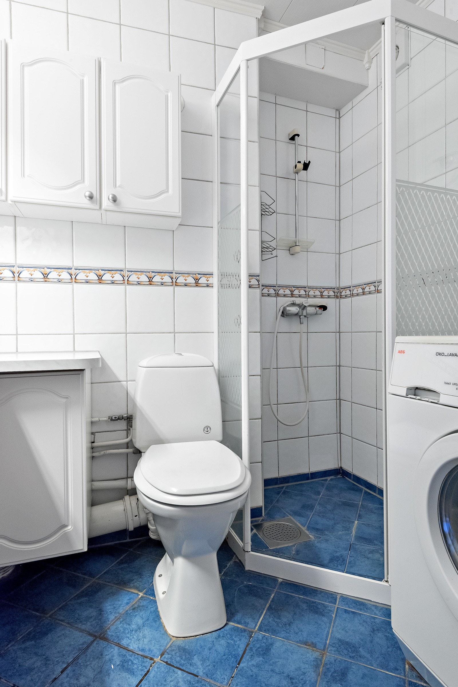 Boligens bad er i flislagt utførelse. Galleribilde