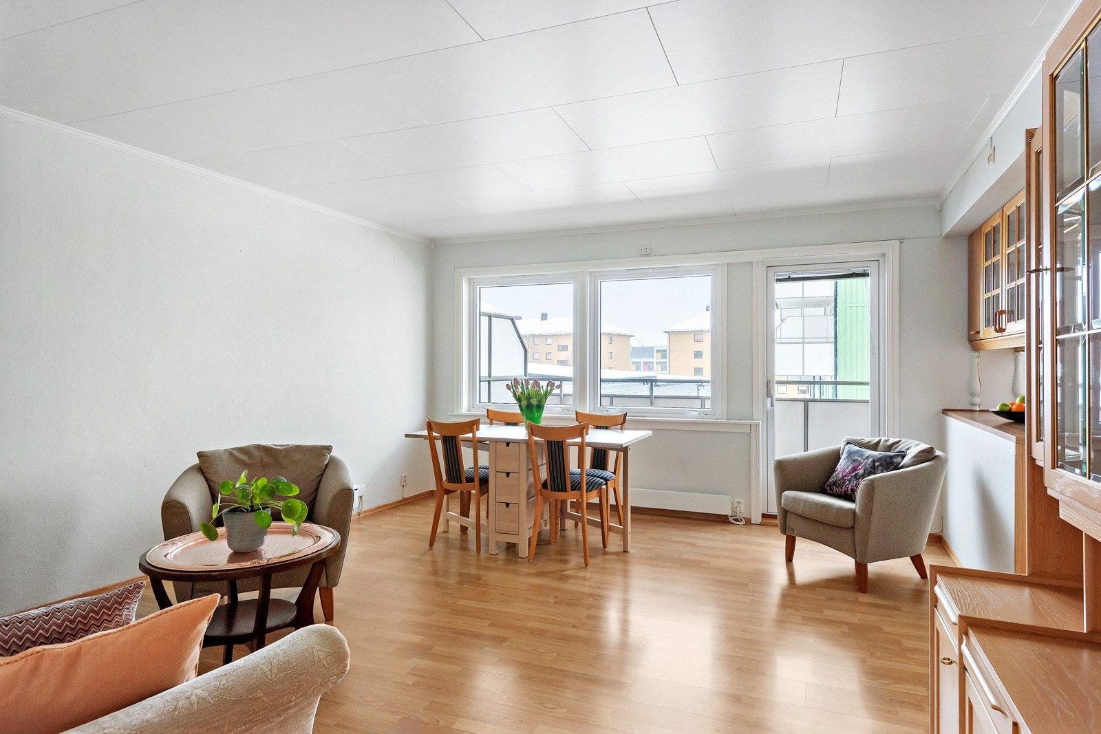 Stuen er i hvitmalt utførelse. Her har du flere møbleringsmuligheter - det er plass til både spisegruppe og sittegruppe Galleribilde