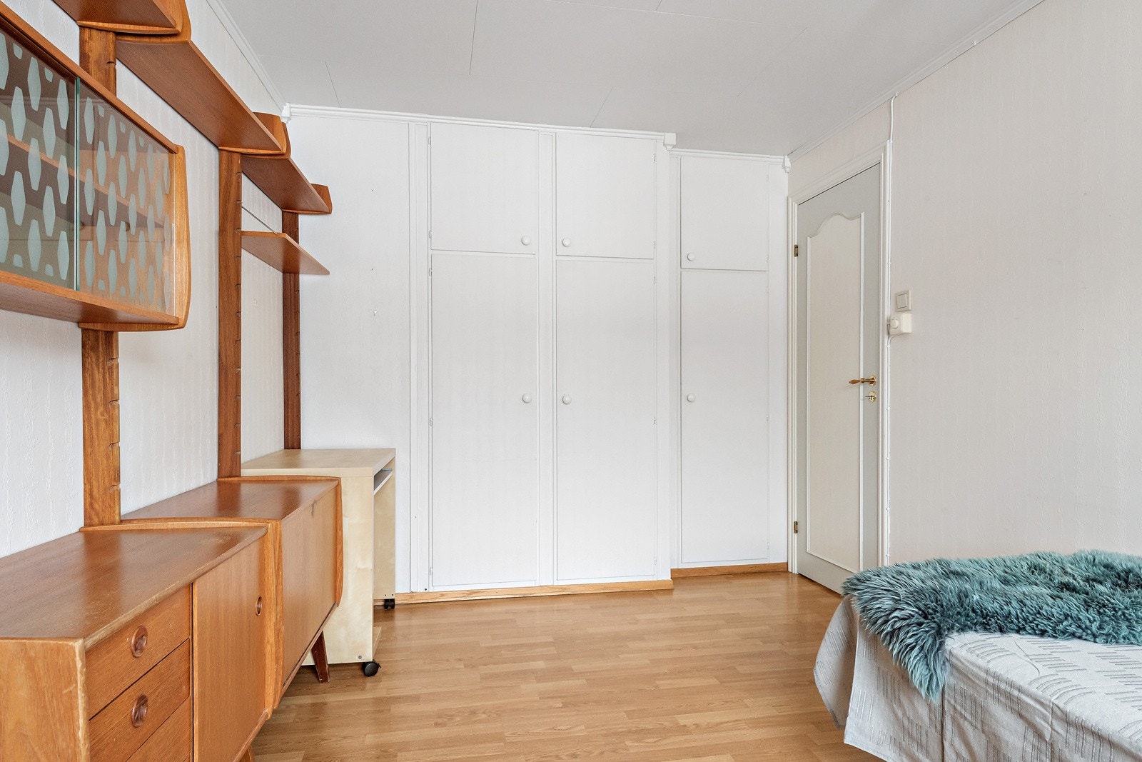 Dette er svært romslig med god plass til dobbeltseng og nattbord. I dette rommet er det en flott teakreol som medfølger i handelen. Galleribilde
