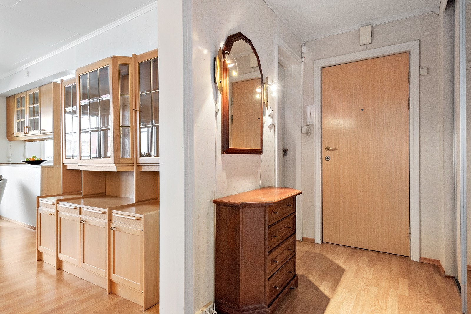 Det første som møter deg når du kommer inn i leiligheten fra felles trappegang er en lys og innbydende gang. Her henger du av deg yttertøyet i en praktisk skyvedørsgarderobe. Galleribilde