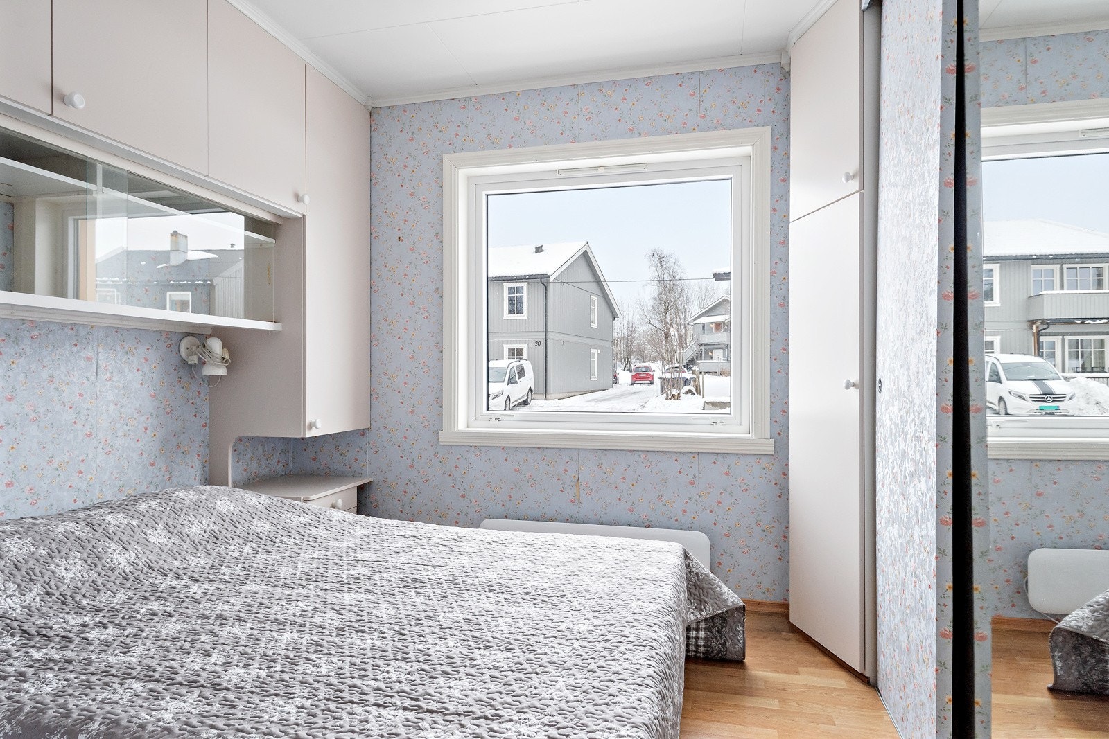 Det første soverommet finner du på venstre hånd side når du står i yttergangen på vei inn i leiligheten. Dette er i tapetsert utførelse og har godt med skapplass. I rommet har du gjerne dobbeltseng. Galleribilde