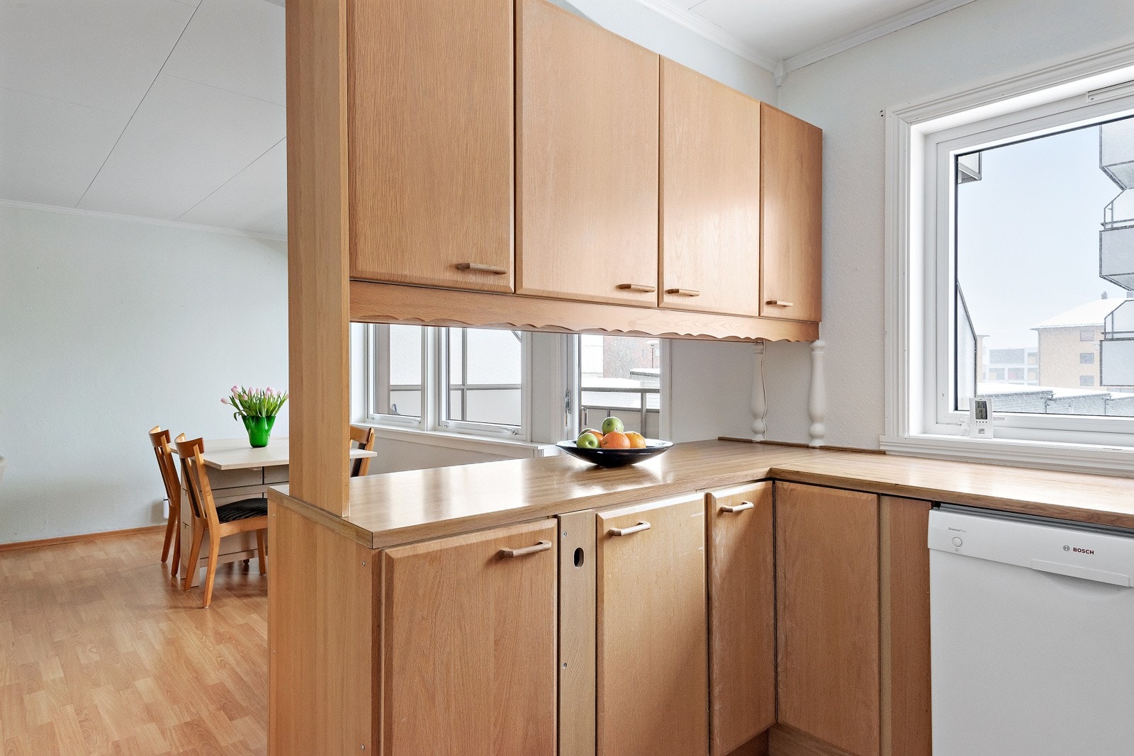 Mellom kjøkkenet og spisestuen er det en øy med overskap hvor du har tilgang til innholdet fra begge sider. Galleribilde