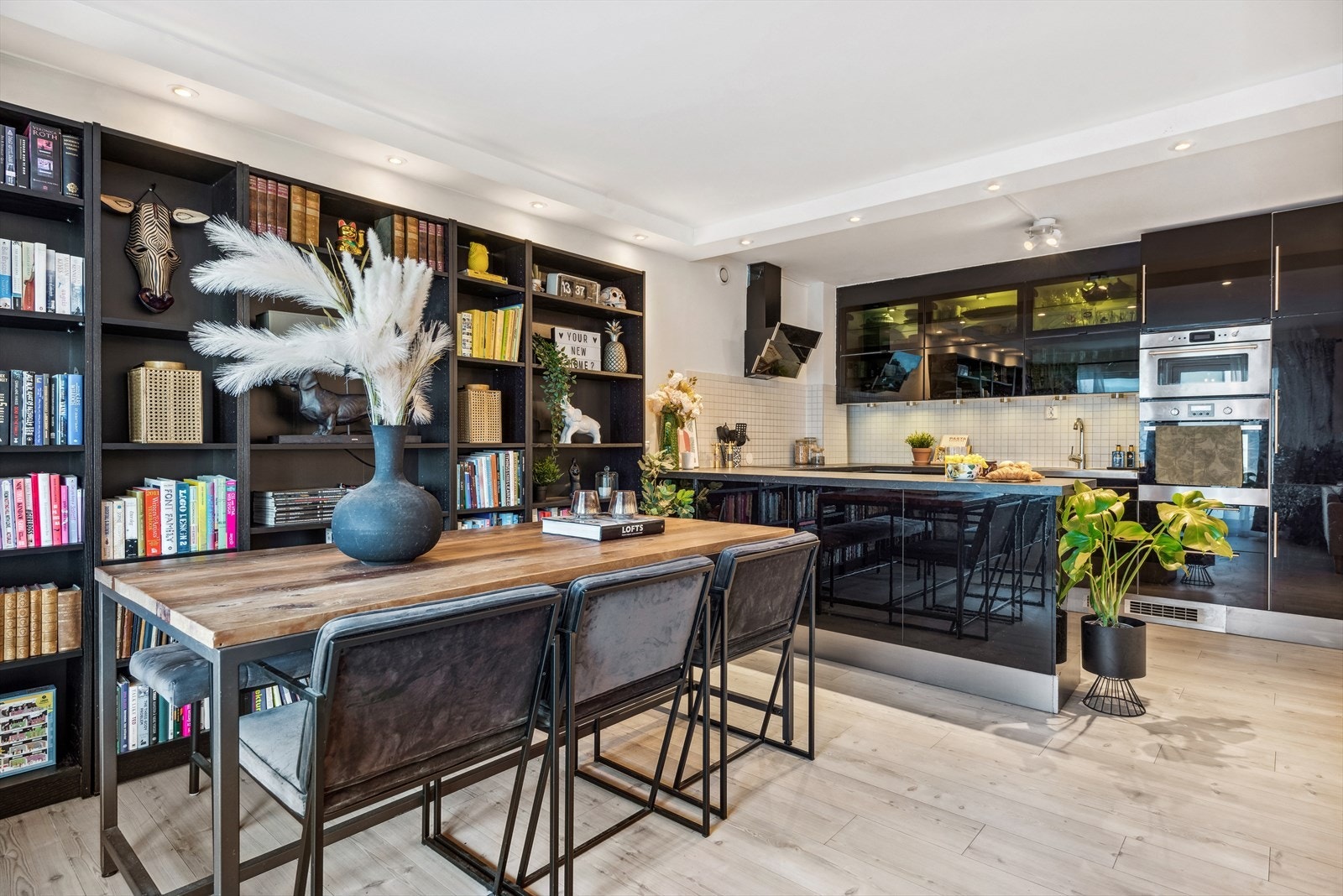 Rikelig med plass til et større spisebord eller barkrakker ved kjøkkenbenken for de raske måltidene Galleribilde