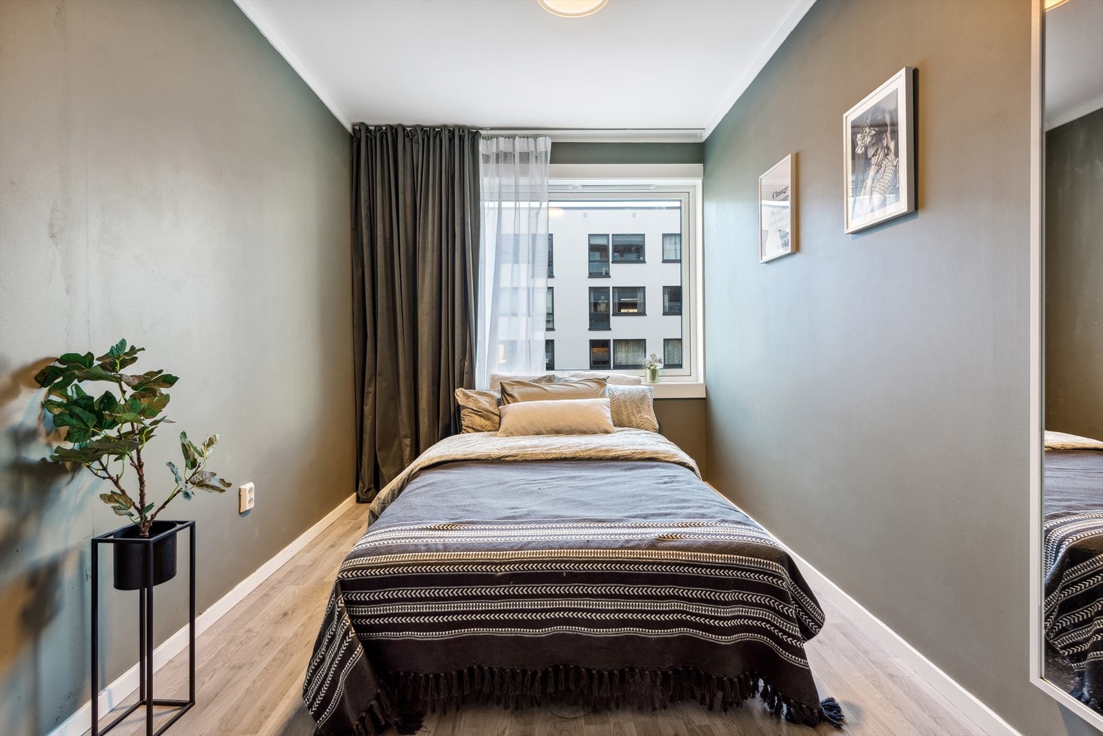 Hovedsoverommet holder en god størrelse og er malt i et behagelig fargevalg Galleribilde