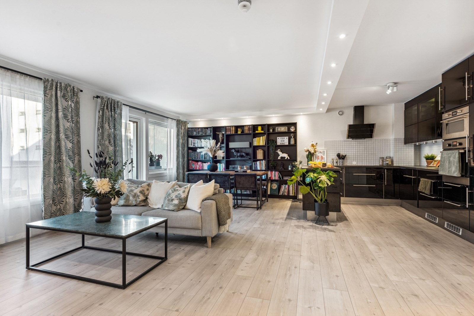 Lekkert kjøkken som ligger i åpen løsning mot stuen Galleribilde