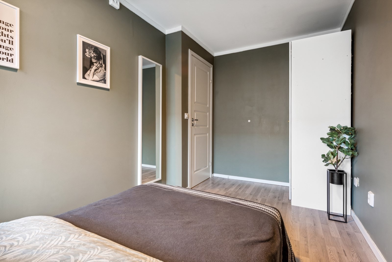 Garderobeinnredning på hovedsoverommet Galleribilde