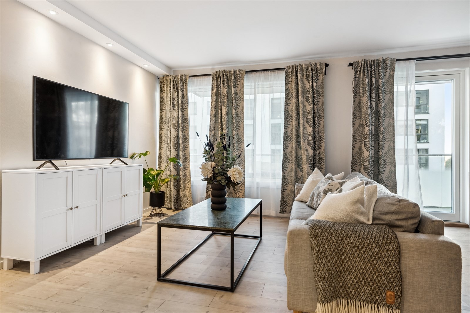 Legg merke til at downlights er plassert i kasse langs veggen - dette gir et behagelig lys Galleribilde